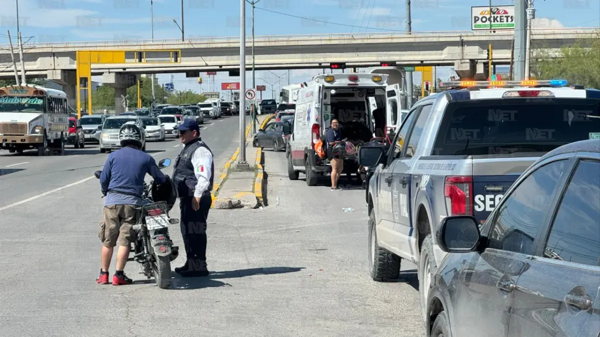 Conductor huye tras chocar con moto y deja 2 lesionados