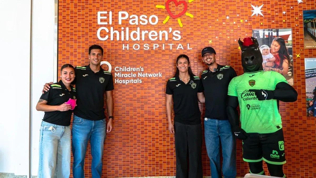 Futbolistas del FC Juárez regalan sonrisas a niños en El Paso Children’s Hospital