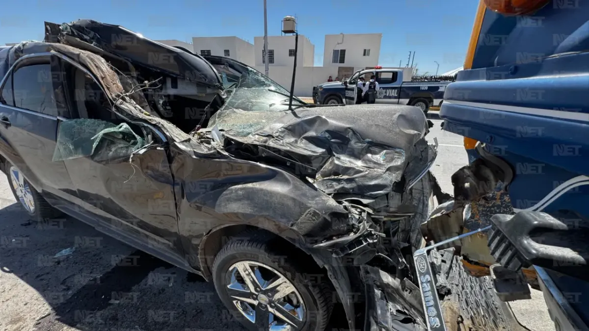 Choca conductor contra camión estacionado en Juárez