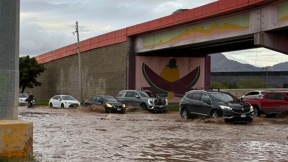 Trabajan Bomberos y JMAS para retirar agua tras desbordamiento del río Bravo