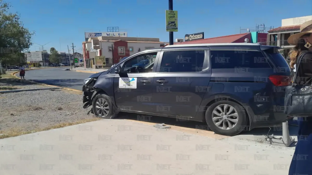 Chocan dos vehículos frente a Pueblito Mexicano; dañan poste y barda de hotel