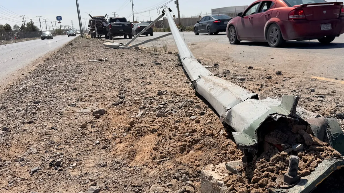Conductora derriba lámpara y destroza su auto en bulevar Óscar Flores