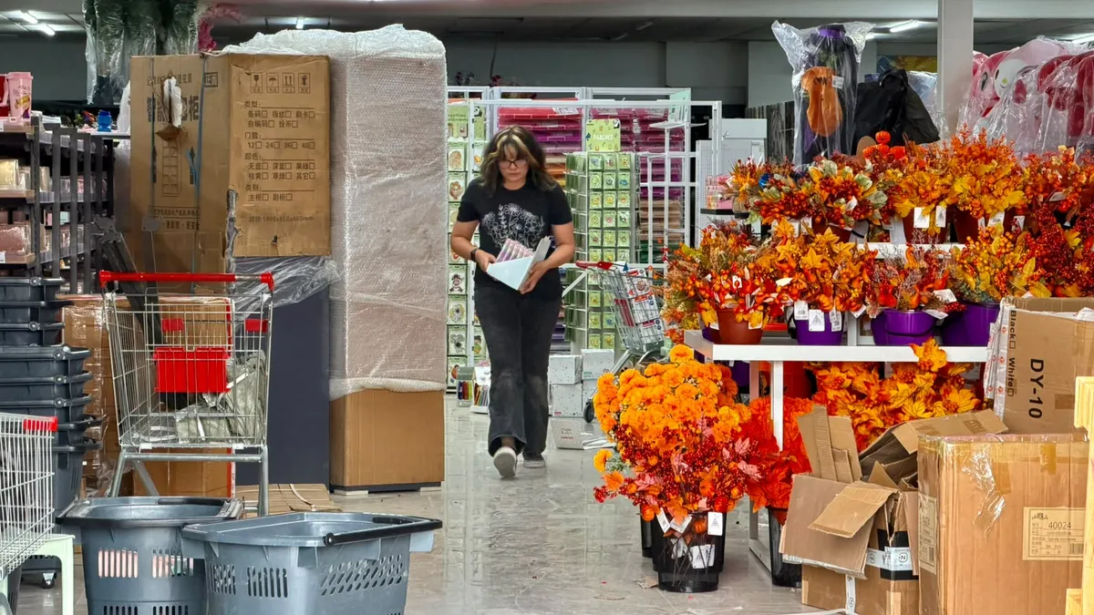 Abre China Mart en local que ocupó Vesticentro por décadas en bulevar Zaragoza