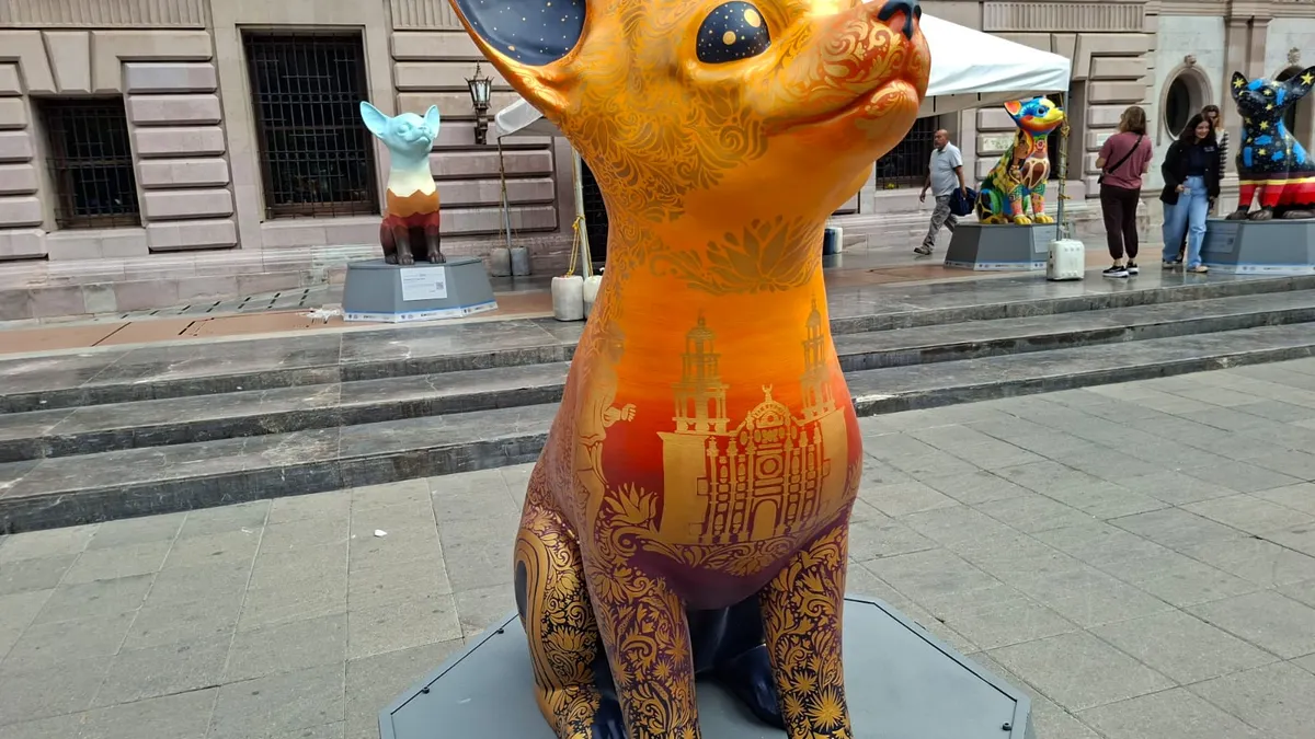 Artistas locales intervienen esculturas de perros chihuahua para el Ficuu