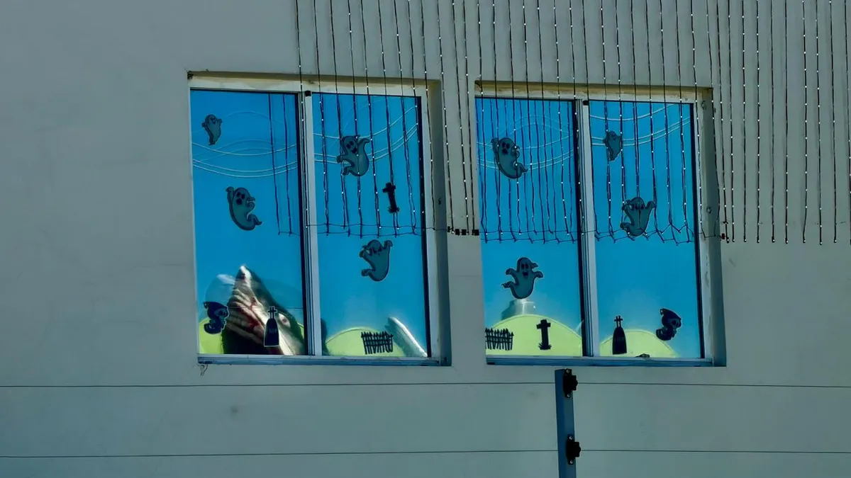 Sorprende vivienda en Gómez Morín con decoración adelantada de Halloween