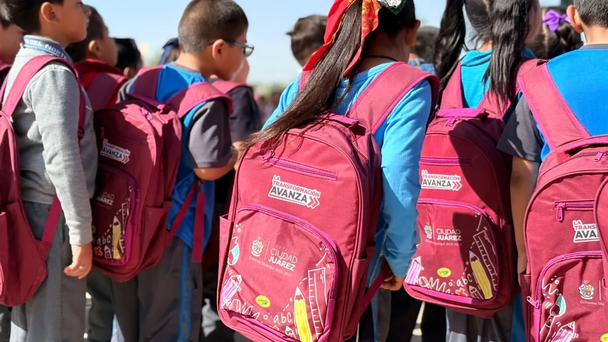 Apoya Municipio a familias con mochilas para alumnos de Primaria Paso del Norte