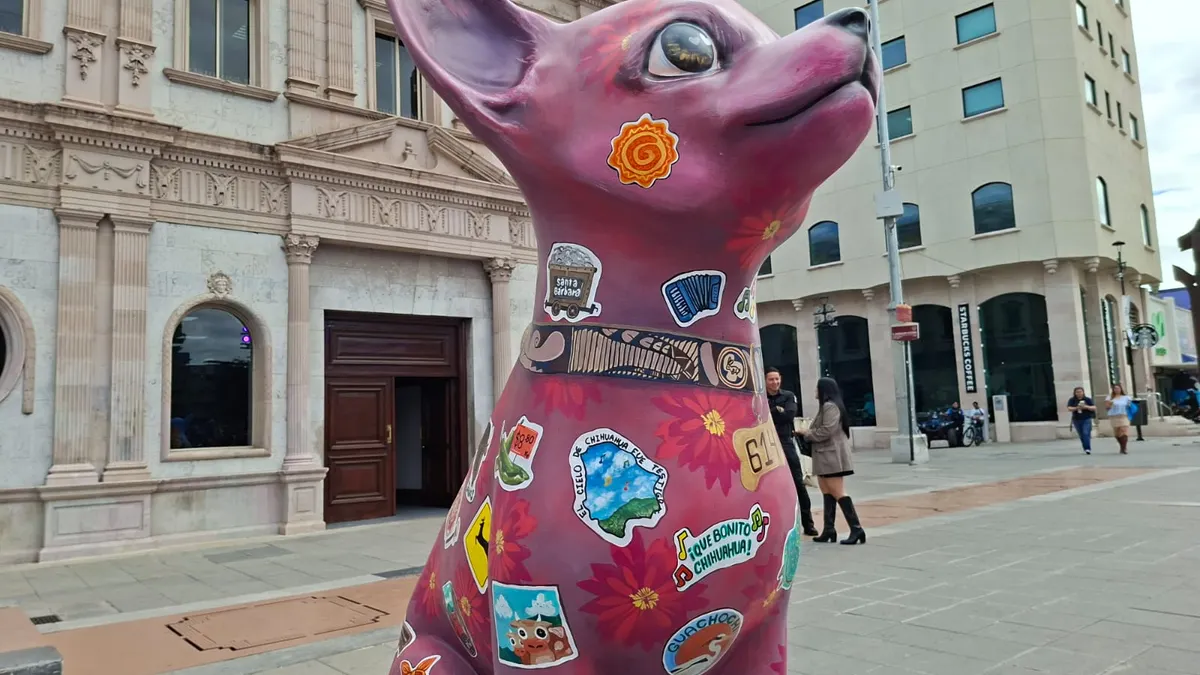 Artistas locales intervienen esculturas de perros chihuahua para el Ficuu