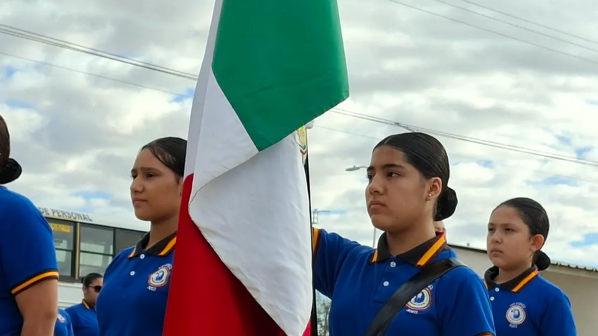 Honran a Silvia Socorro Terrazas con placa en la Rotonda del Maestro Ilustre