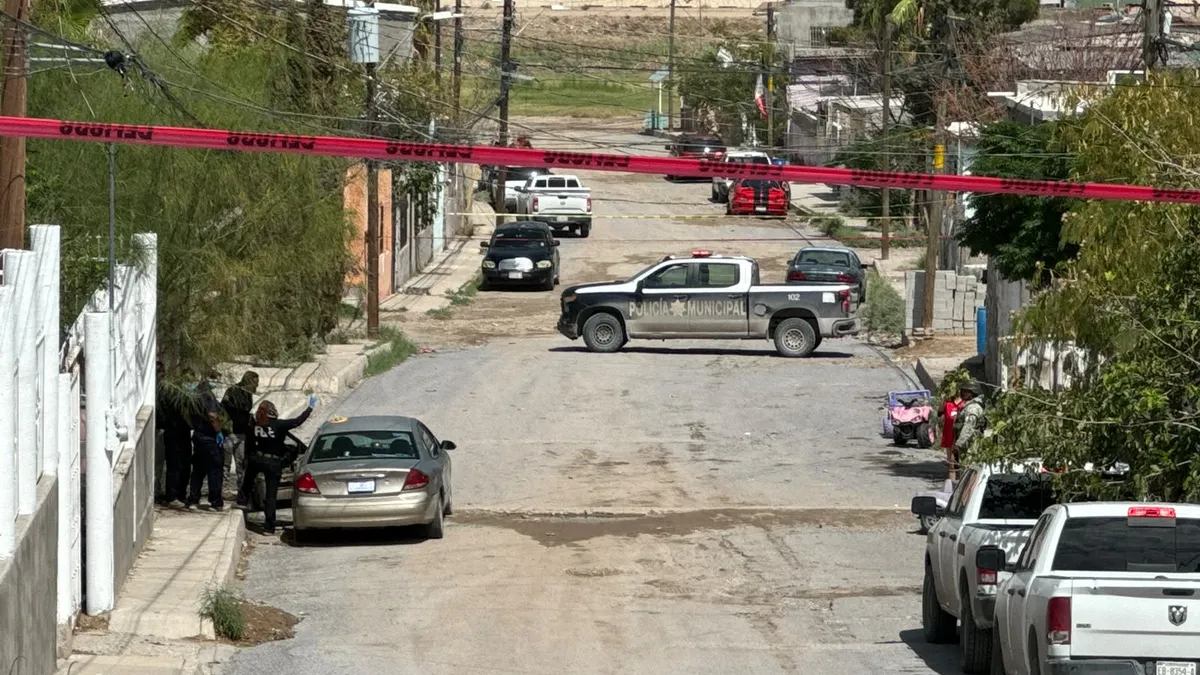 Asesinan a hombre dentro de auto en colonia Franja del Río