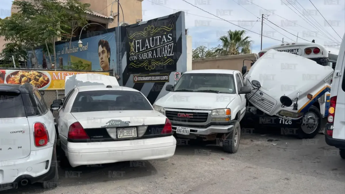 Choque de camión contra vivienda y autos deja lesionados; el chofer huye