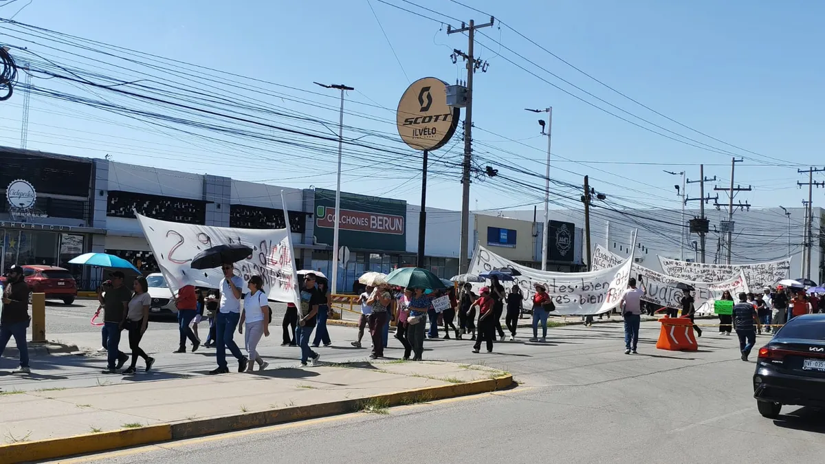 Marchan trabajadores del IMSS en Juárez contra acuerdos sindicales