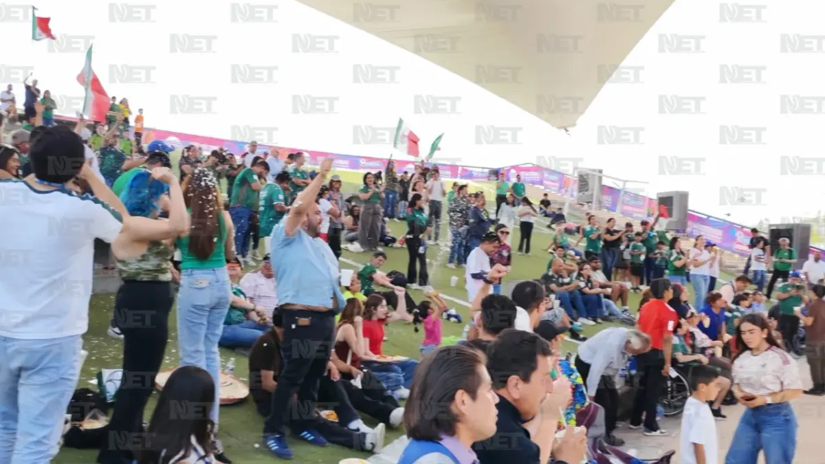 Disfrutan juarenses partido inaugural del Mundial en Parque Central