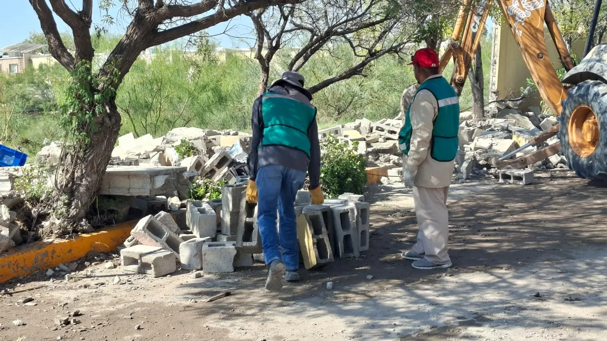 Retiran escombros y basura del dique en Gardeno para evitar desbordes