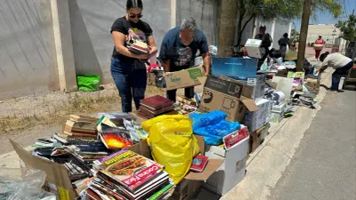 Realiza Petauro Lector colecta de vidrio, ropa y libros con causa
