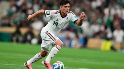 Gilberto Mora hace historia como el titular más joven de México en un Mundial