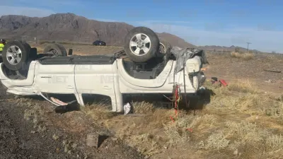 Conductor vuelca pickup en carretera Chihuahua-Juárez tras quedarse dormido