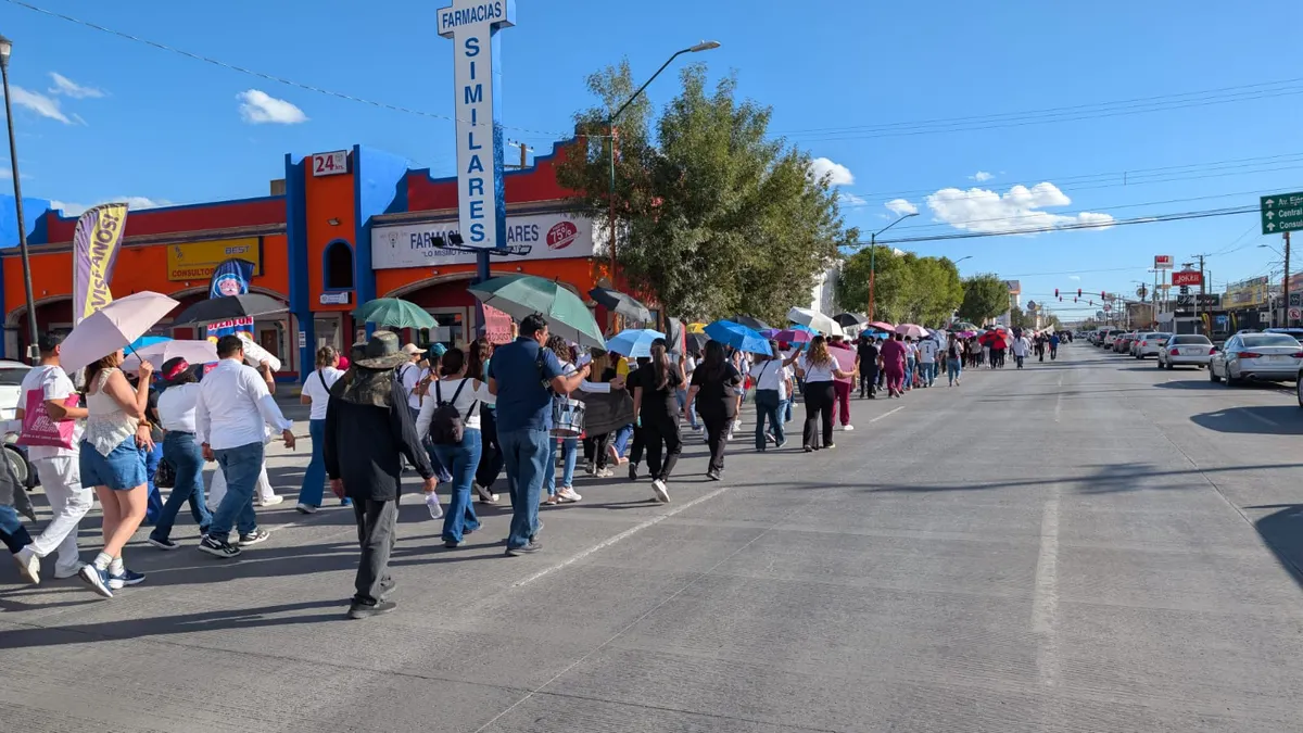 Más de mil trabajadores del IMSS marchan en Juárez; exigen aumento salarial e insumos