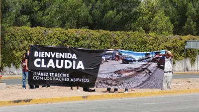 Reciben juarenses a Sheinbaum y le entregan peticiones al salir del aeropuerto