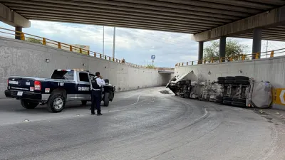 Vuelca tráiler con pipa de agua en el Libramiento Aeropuerto