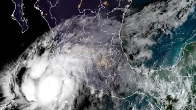 Alcanza Simon categoría 4 y amenaza con lluvias intensas en occidente de México