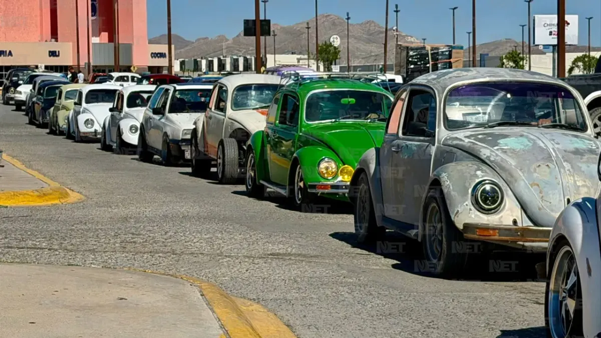 Celebran Día del Vocho con caravana de más de 100 autos en Juárez