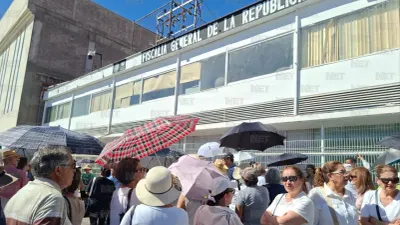 Entonan el Himno Nacional afuera de la FGR en apoyo a Maru Campos