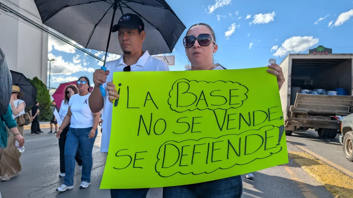 Más de mil trabajadores del IMSS marchan en Juárez; exigen aumento salarial e insumos