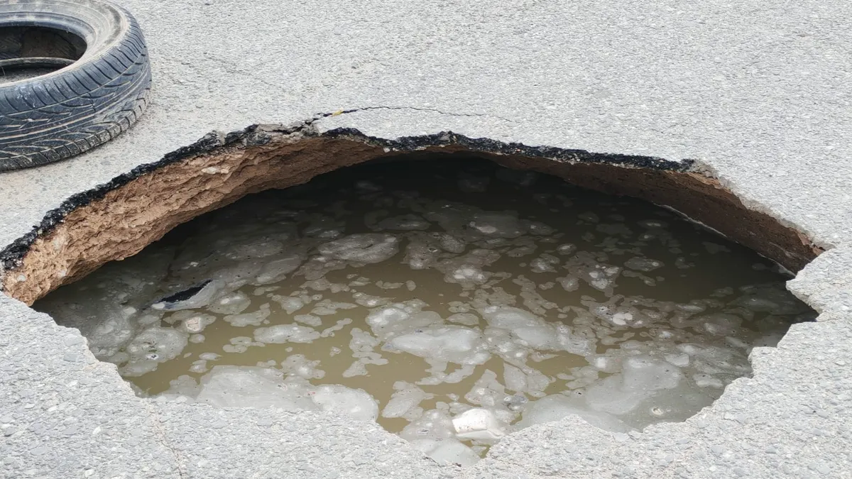 Hundimiento obliga a cerrar vialidad en colonia La Cuesta