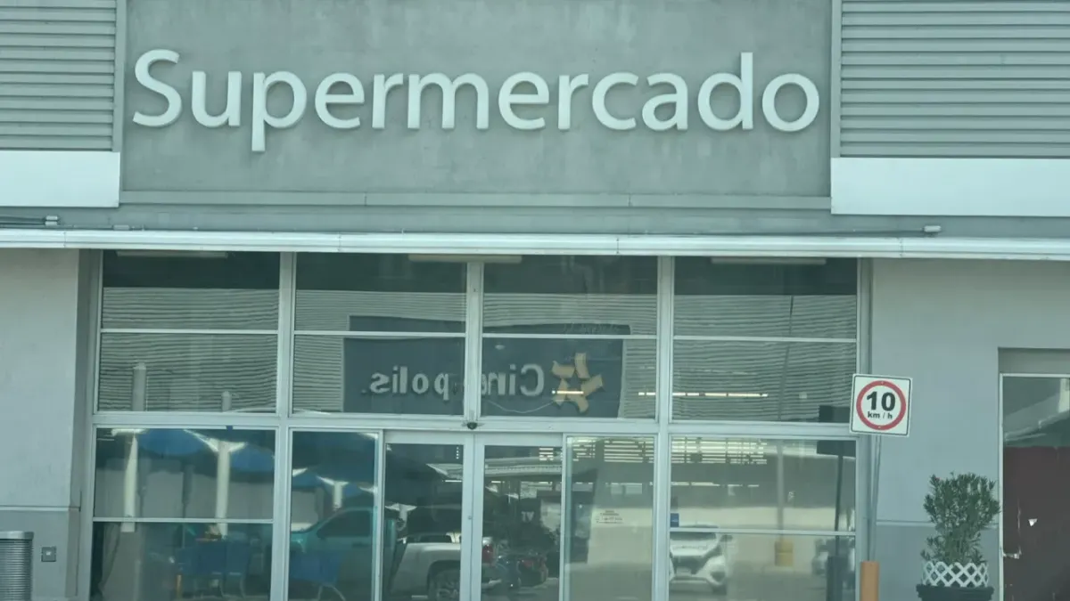 Denuncian presunto acosador que grababa mujeres en baño de cine en Juárez