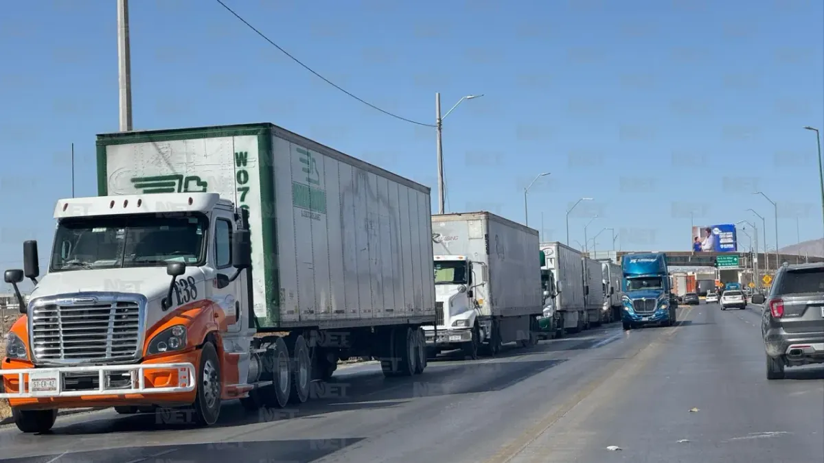 Largas filas de tráileres en el puente Zaragoza-Ysleta