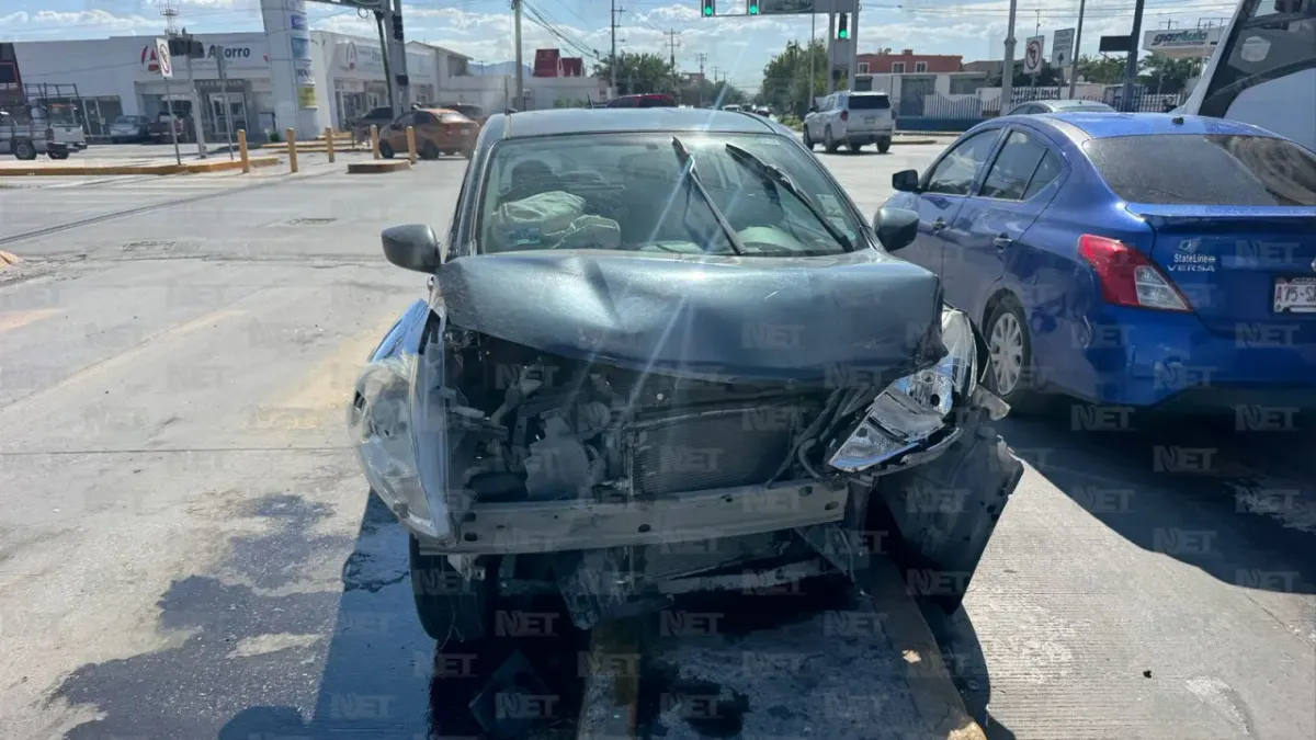 Conductora se pasa semáforo por ambulancia y provoca choque