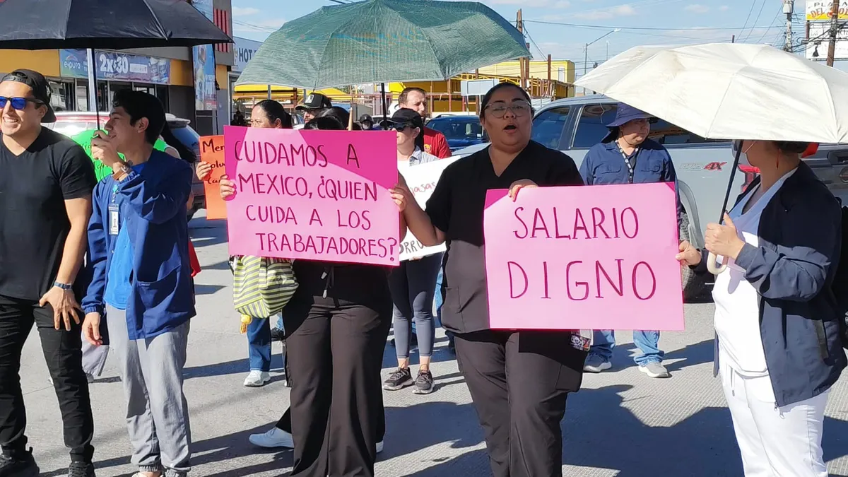 Bloquean trabajadores del IMSS 35 cruce en protesta por salario e insumos