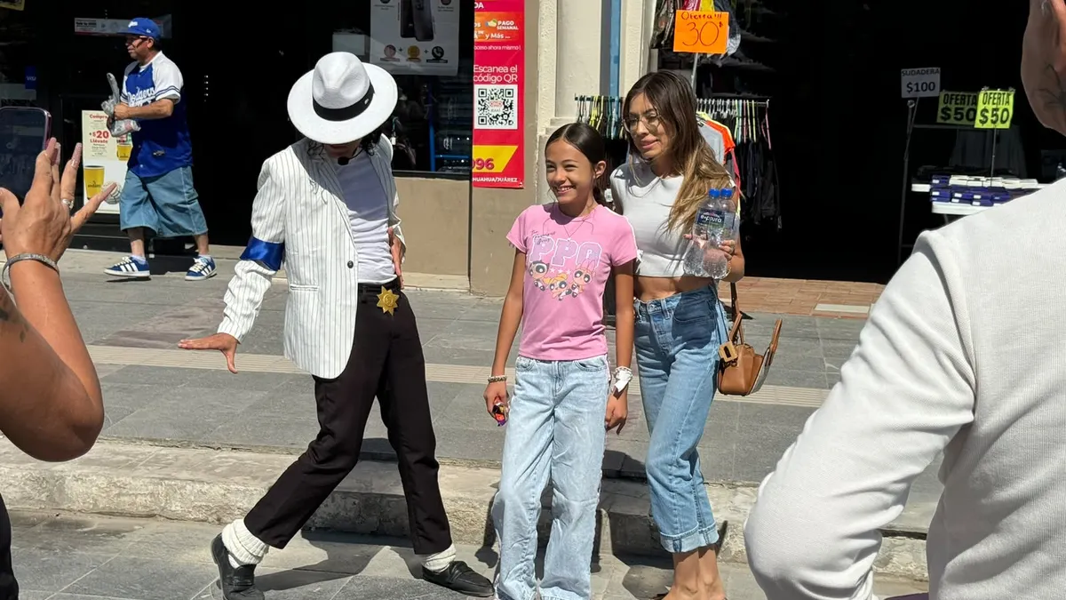 Con moonwalk incluido, imitador de Michael Jackson cautiva en el Centro de Juárez