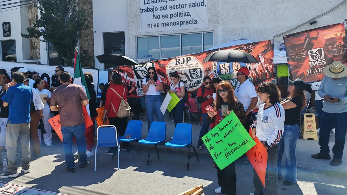 Marchan trabajadores del IMSS en Juárez contra acuerdos sindicales