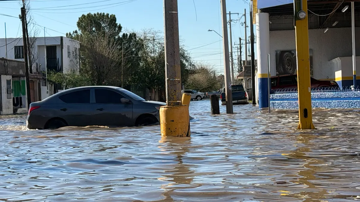 Inundaciones en cruce de Insurgentes y Montes de Oca dejan autos varados
