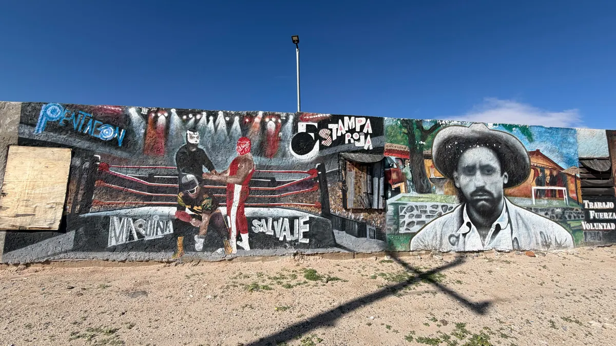 Familia juarense honra a sus difuntos con mural en barda de Camino Real
