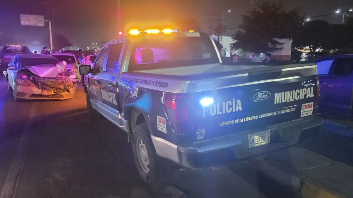 Choque entre patrulla y tres vehículos deja cuatro lesionados