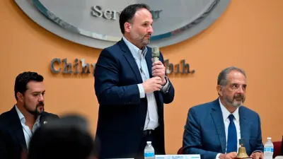 Presenta Santiago De la Peña avances en movilidad ante Canaco Chihuahua