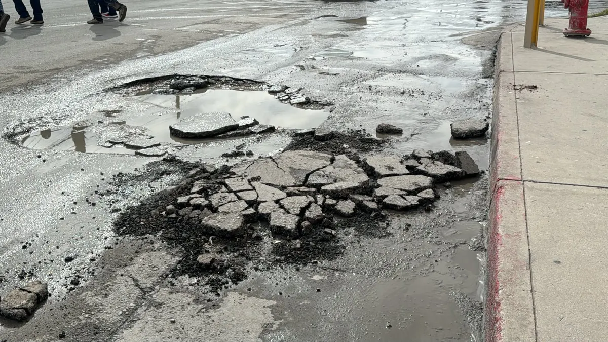 Reportan comerciantes baches ocultos bajo charcos en Valle del Cedro