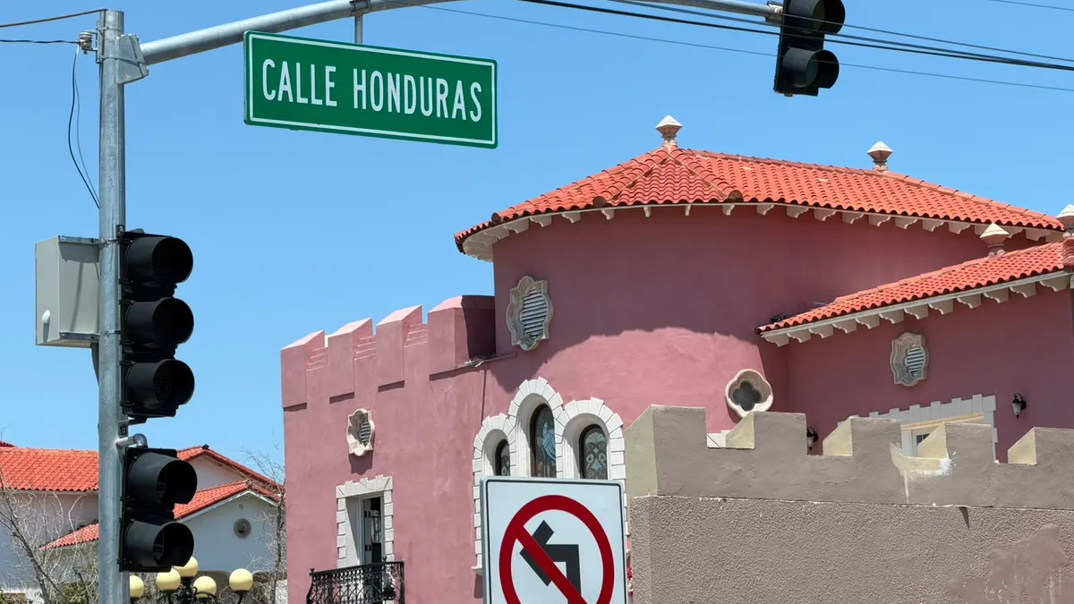 Paraliza apagón el centro de Juárez; negocios cierran y tráfico se complica