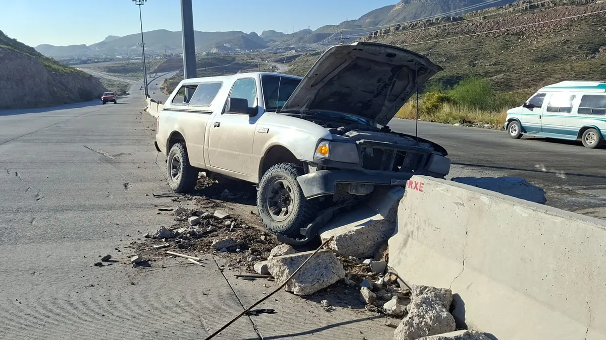 Choca contra muro en Camino Real tras ser encerrado por auto que huyó
