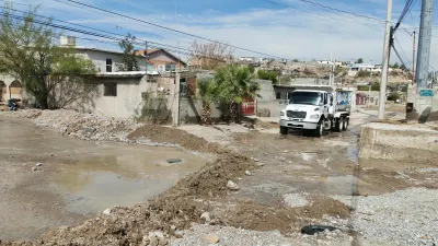 Vecinos de la Francisco Sarabia exigen frenar deslaves en la calle Santiago