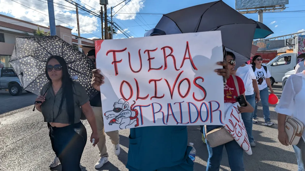 Más de mil trabajadores del IMSS marchan en Juárez; exigen aumento salarial e insumos