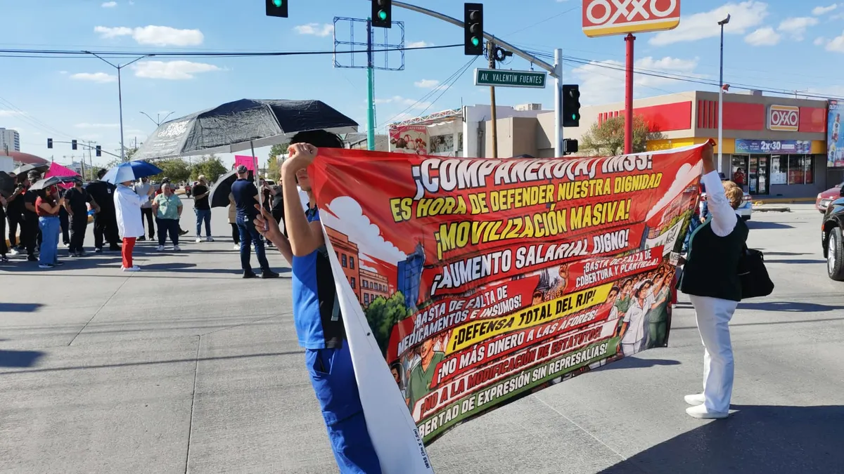 Bloquean trabajadores del IMSS 35 cruce en protesta por salario e insumos