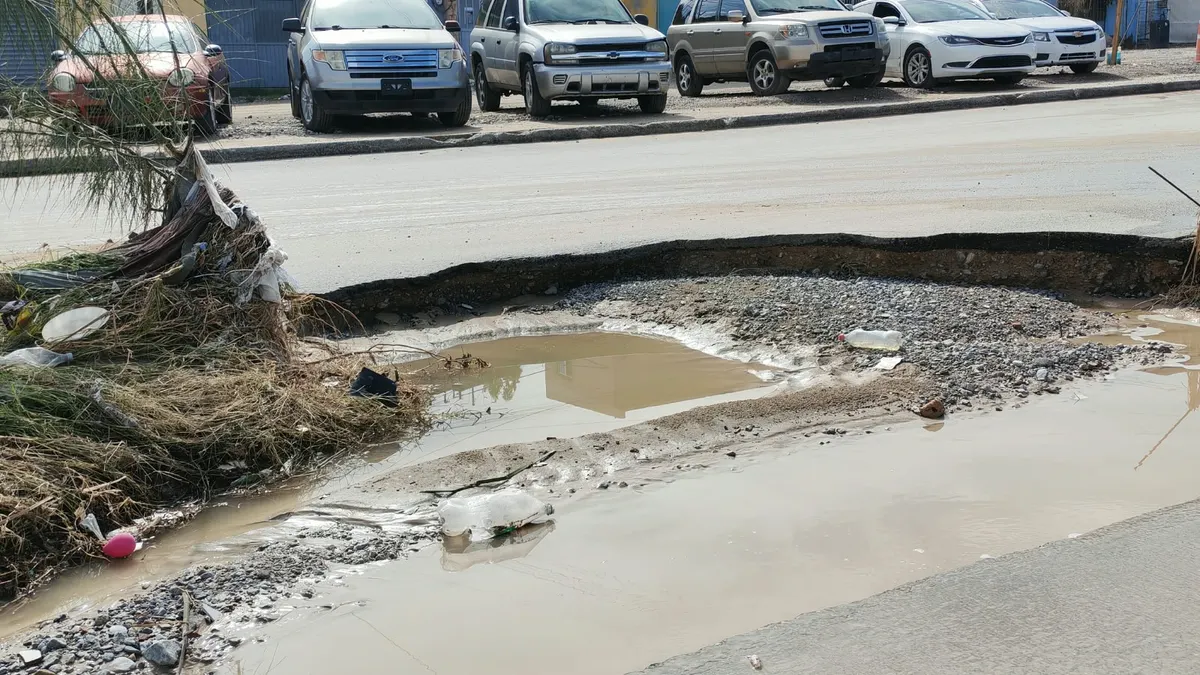 Lluvias arrancan pavimento en la Felipe Ángeles y dañan viviendas