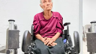Resguardan a adulta mayor en silla de ruedas extraviada; buscan a su familia