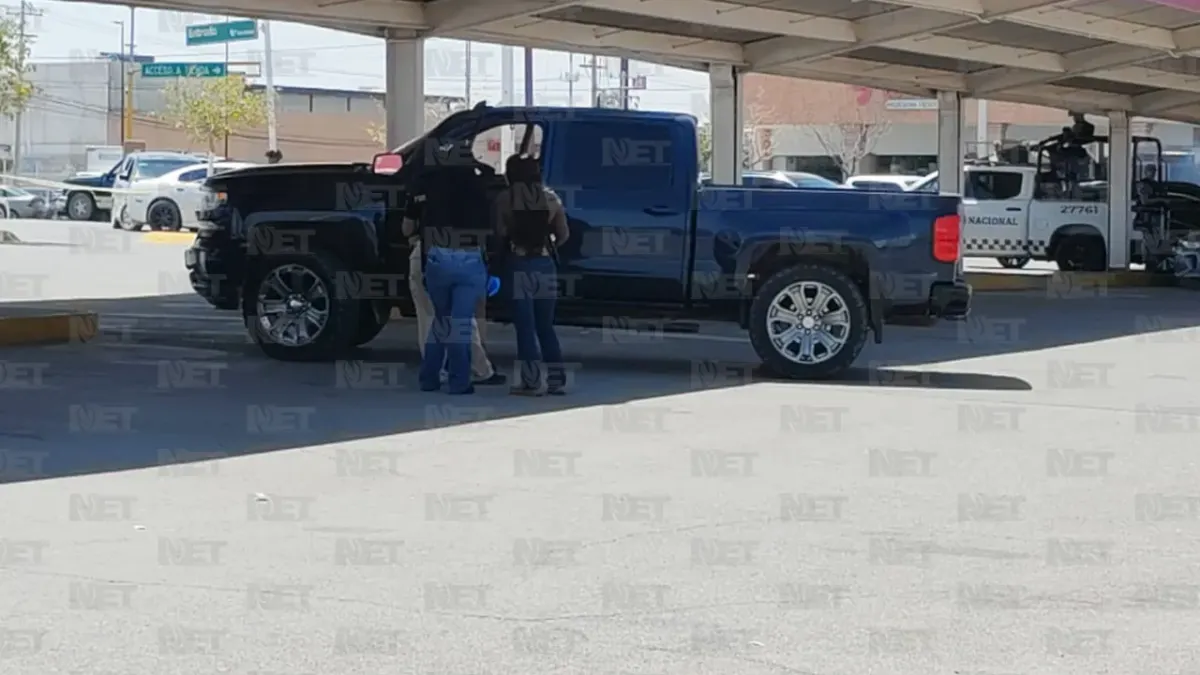 Hallan hombre sin vida dentro de camioneta en estacionamiento de supermercado