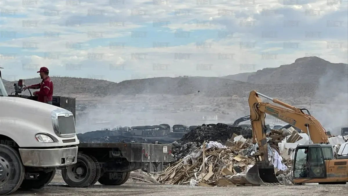 Cumplen Bomberos cerca de 48 horas combatiendo incendio de recicladora