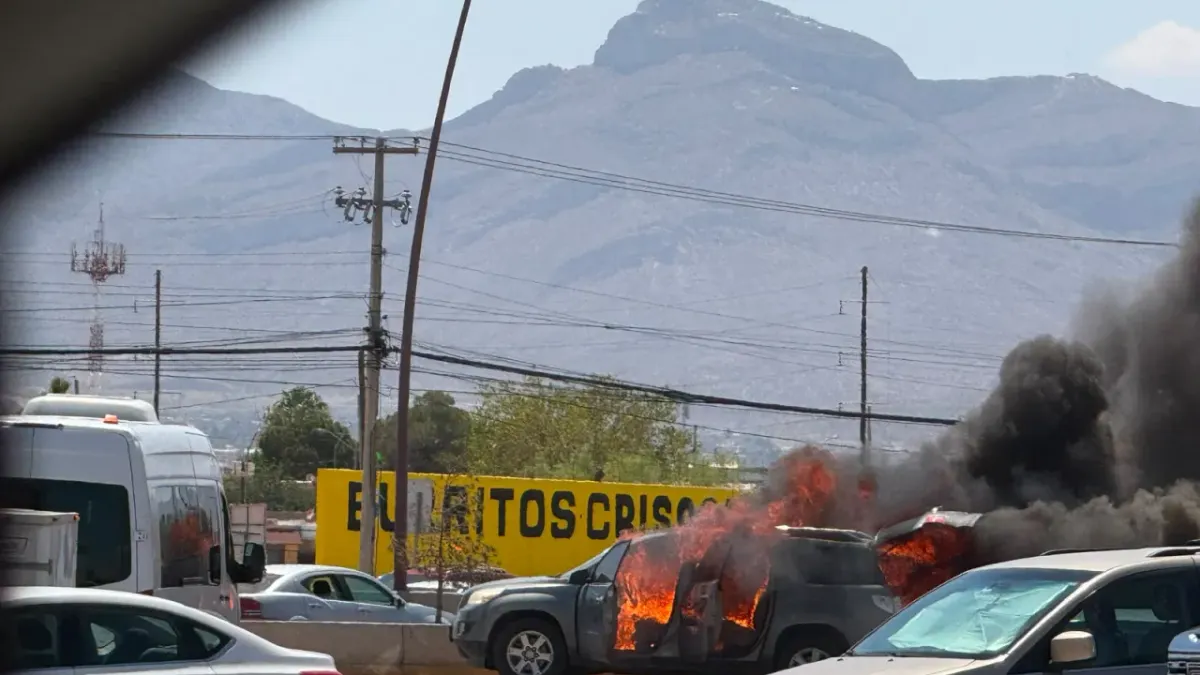 Se incendia camioneta en Las Misiones; Bomberos controlan el fuego