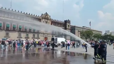 Bomberos 'bañan' a Armys en el Zócalo durante histórica visita de BTS